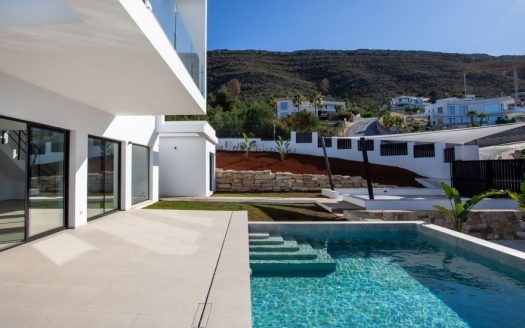Villa Contemporánea en Entorno Natural con Vistas al Valle y al Mediterráneo