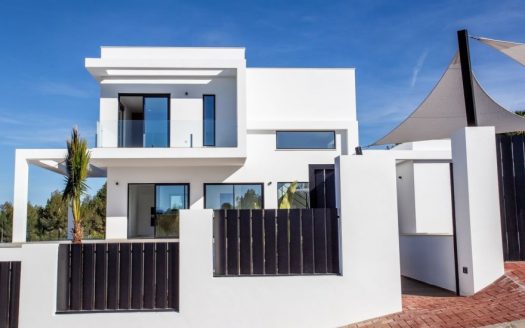 Villa Contemporánea en Entorno Natural con Vistas al Valle y al Mediterráneo