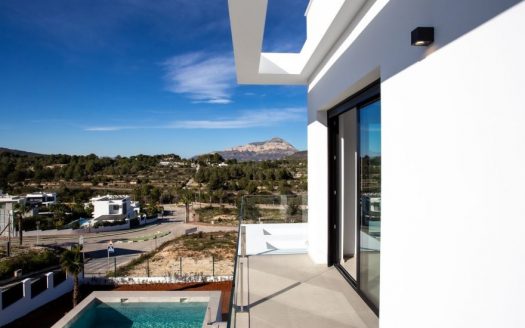 Villa Contemporánea en Entorno Natural con Vistas al Valle y al Mediterráneo