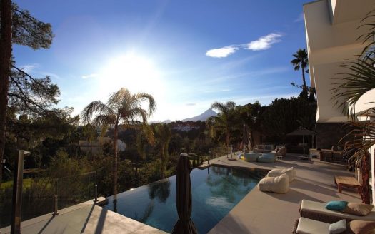 Villa de Lujo en Primera Línea del Golf Don Cayo con Vistas Panorámicas y Piscina Infinita