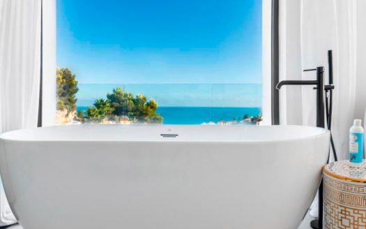 Villa de Lujo con Vistas al Mar Mediterráneo y Exclusivas Terrazas